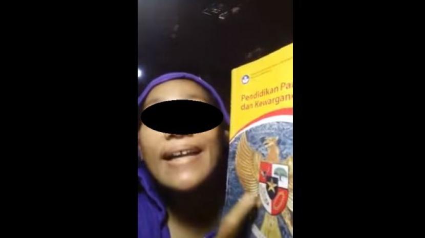  Sebuah video beredar di jagat maya memperlihatkan seorang ibu-ibu yang menghina Pancasila.