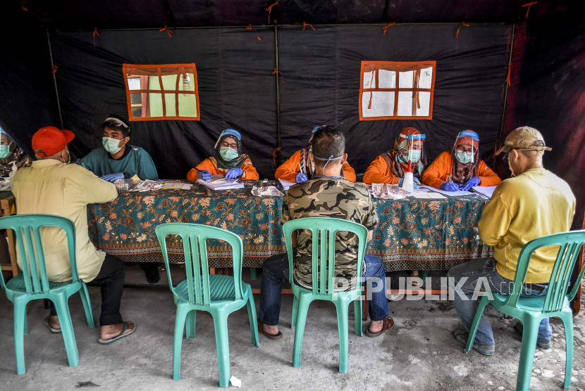 Petugas medis dari Dinas Kesehatan Kota Cimahi mendata pedagang saat tes swab Covid-19 di Pasar Ranca Bentang, Kota Cimahi.