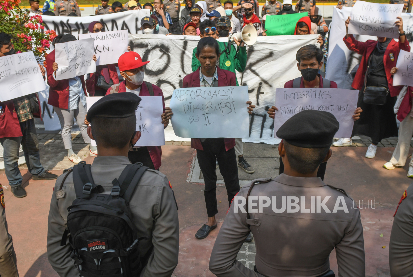 Sejumlah pengunjuk rasa membawa poster berisi pesan tuntutan dalam aksi di depan Gedung Mahkamah Konstitusi (MK), Jakarta, Ahad (15/10/2023). 
