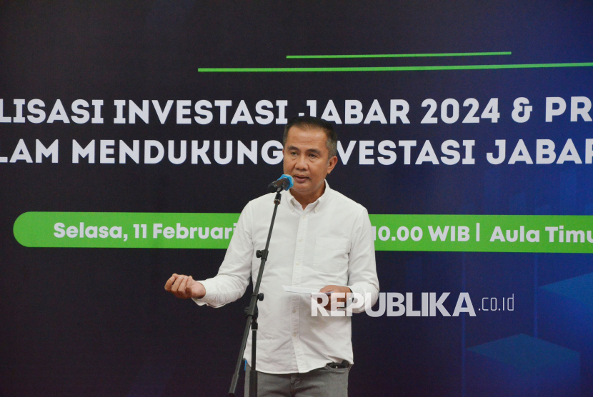 Pj Gubernur Jawa Barat (Jabar) Bey Machmudin menyampaikan sambutan saat acara Bewara Jawa Barat (Beja) Vol 15, di Gedung Sate, Kota Bandung (11/2/2025). Beja kali ini bertajuk Realisasi Investasi Jabar 2024 dan Prospek Ekonomi Dalam Mendukung Investasi Jabar di Tahun 2025.