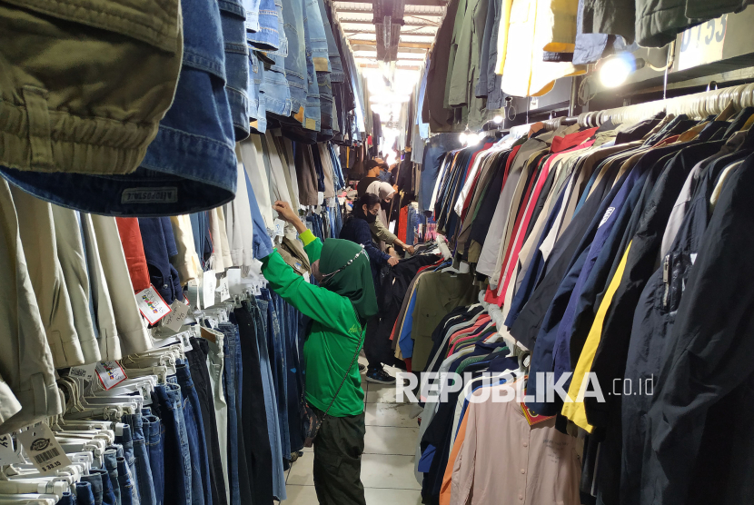 Jelang Hari Raya Idul Fitri, Pasar Cimol Gedebage, Kota Bandung, dibanjiri pembeli, Senin (8/4/2024). Di pusat thrifting atau pakaian bekas impor terbesar di Kota Bandung ini para pengunjung bisa mendapatkan pakaian dengan harga sangat murah, dengan kualitas baik bahkan kalau beruntung bisa mendapatkan barang branded.