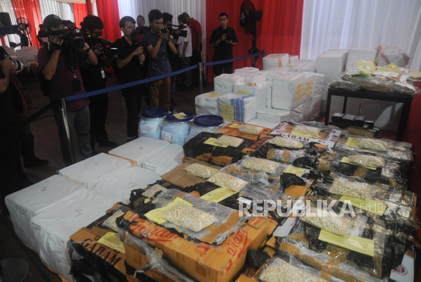 Jurnalis mengambil gambar barang bukti narkoba saat pemusnahan dan pengungkapan kasus narkotika.