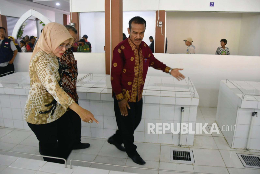 Wakil Bupati Cirebon Wahyu Tjiptaningsih saat meresmikan Pasar Desa Losari Kidul di Kecamatan Losari, Kabupaten Cirebon, Jawa Barat, Ahad (15/10/2023).
