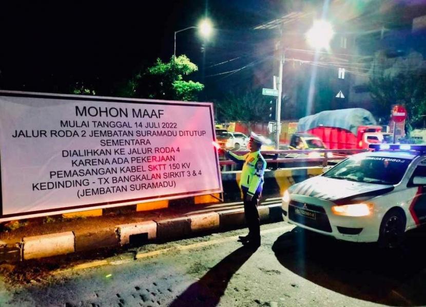 Jalur roda dua di Jembatan Suramadu dialihkan ke jalur roda empat akibat pekerjaan pemasangan kabel.(Foto: Satlantas Polres Pelabuhan Tanjung Perak Surabaya/jatimnow.com)