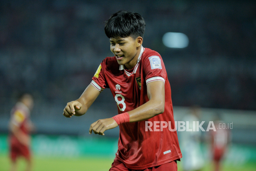 Pemain Timnas Indonesia Arkhan Kaka melakukan selebrasi usai berhasil mencetak gol saat bertanding melawan Timnas Panama pada babak penyisihan Piala Dunia U17 di Stadion Gelora Bung Tomo, Surabaya, jawa Timur, Senin (13/11/2023).