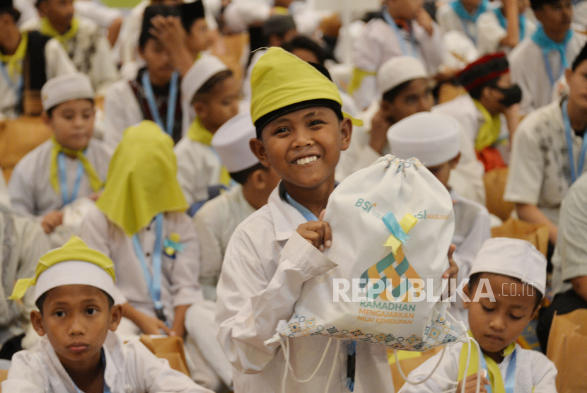 Sejumlah anak yatim piatu mengikuti Peringatan Hari Besar Islam (PHBI) Nuzulul Quran di Jakarta Convention Center (JCC), Senayan, Jakarta, Jumat (14/4/2023). PT Bank Syariah Indonesia Tbk (BSI) memberikan THR kepada 2.222 anak yatim piatu dan dhuafa. 