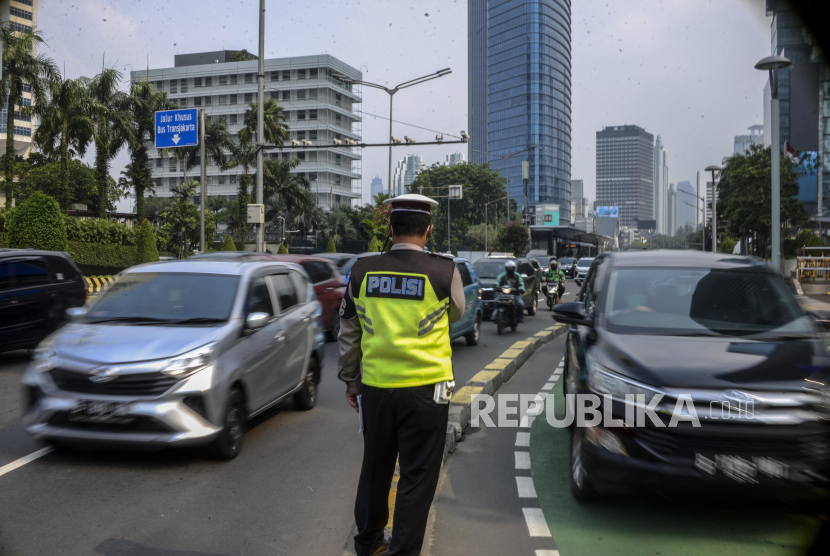 Polisi melakukan penjagaan saat Operasi Patuh Jaya 2021 di kawasan Bundaran HI, Jakarta, Senin (20/9). Direktorat Lalu Lintas Polda Metro Jaya menggelar Operasi Patuh Jaya 2021 untuk penegakan disiplin berlalu lintas yang berlangsung hingga 3 Oktober 2021. Republika/Putra M. Akbar