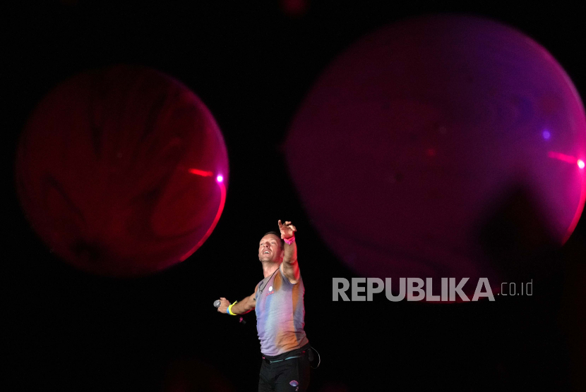 Chris Martin of Coldplay performs amidst floating balloons during their performance at the Rose Bowl, Saturday, Sept. 30, 2023, in Pasadena, Calif. 