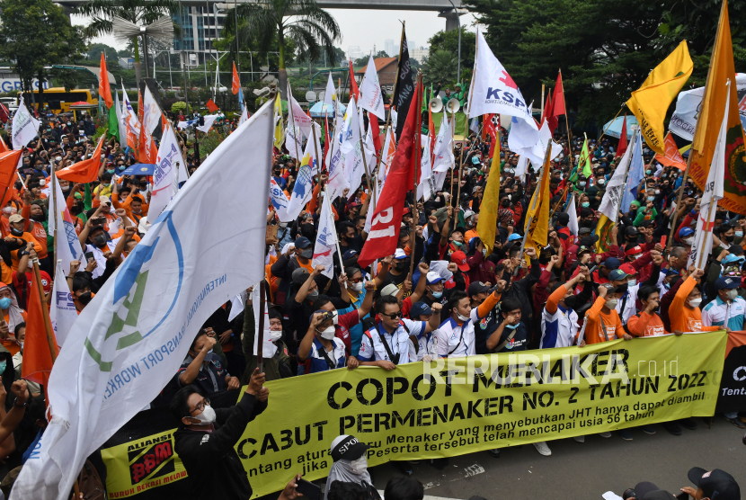 Sejumlah buruh berunjuk rasa di depan Kantor Kementerian Ketenagakerjaan (Kemnaker), Jakarta, Rabu (16/2/2022). Pengunjuk rasa yang tergabung dari sejumlah organisasi buruh tersebut, menuntut pencabutan Permenaker No 2 Tahun 2022 tentang Tata Cara dan Persyaratan Pembayaran Manfaat Jaminan Hari Tua (JHT) dan pengunduran diri Ida Fauziah sebagai Menaker. 