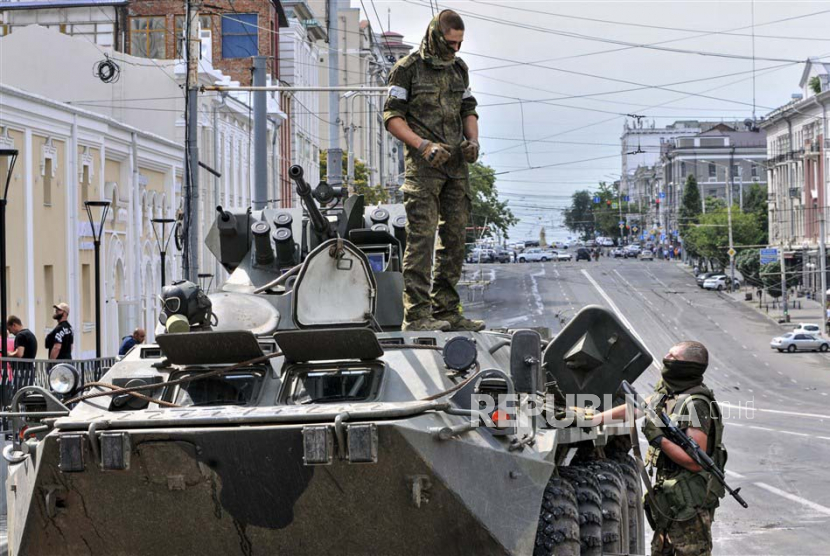 Tentara Wagner mengeblok sebuah jalan di Rostov-on-Don, bagian selatan Rusia, Sabtu,  24 Juni 2023. 
