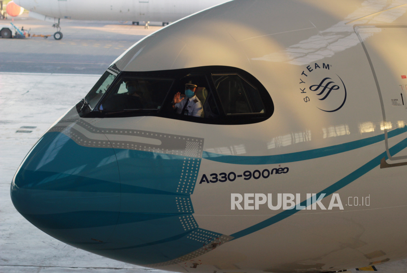 Pilot berada di ruang kemudi pesawat Garuda Indonesia Airbus A330-900neo. (Ilustrasi)