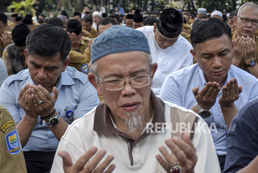 Aparatur Sipil Negara (ASN) memanjatkan doa usai melaksanakan Shalat Istisqa atau Shalat meminta hujan di halaman Balai Kota Bandung, Kota Bandung.