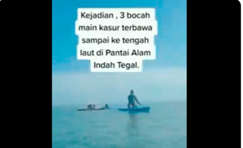 Tiga bocah naik kasur terseret ke tengah laut.