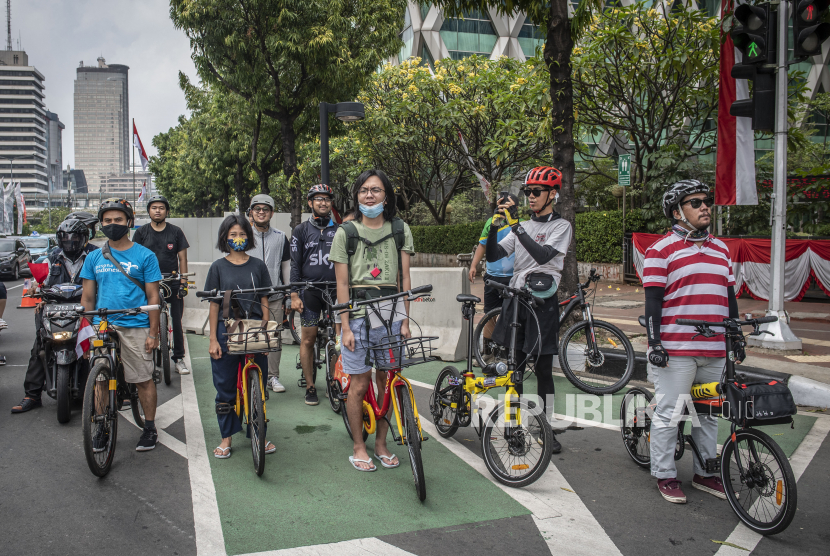 Pesepeda di Jalan MH Thamrin, Jakarta Pusat. Polda Metro Jaya mengimbau pesepeda untuk tidak sendirian demi mencegah kasus pembegalan.