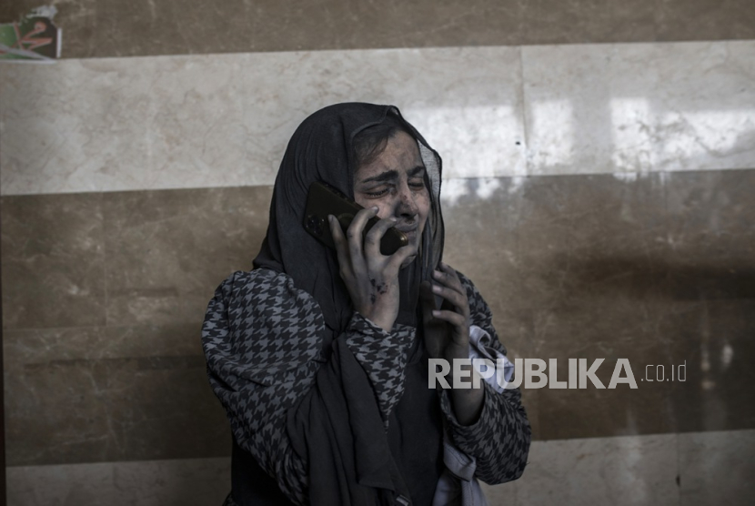 Seorang wanita Palestina yang terluka berbicara melalui telepon di Gaza (ilustrasi). Kementerian Kesehatan Palestina menyebut Israel membunuh hampir 9.000 wanita di Gaza.