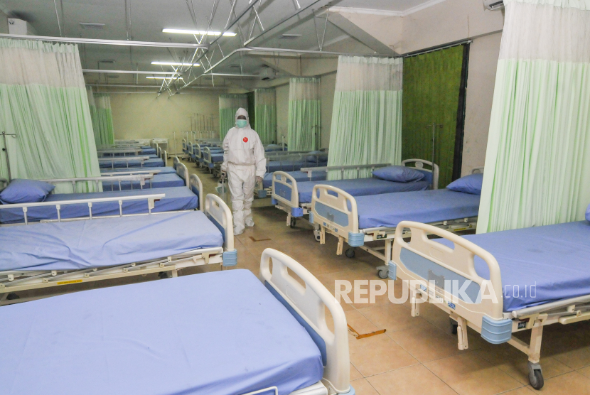 Petugas menyiapkan peralatan kesehatan di ruang isolasi pasien COVID-19 di Stadion Patriot Chandrabhaga, Bekasi, Jawa Barat, Rabu (9/9/2020). Pemerintah setempat menyiapkan ruang isolasi tambahan yang dapat menampung 55 pasien COVID-19. 