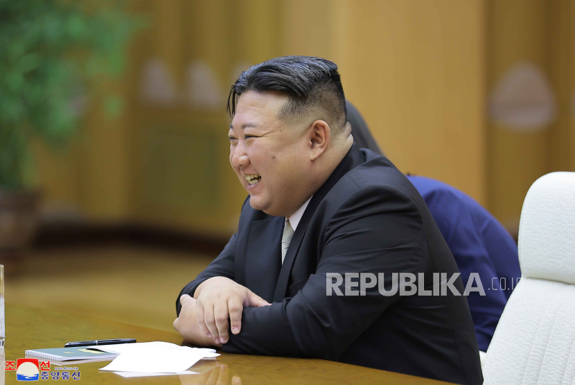 Foto yang dirilis Kantor Berita Pusat Korea Utara (KCNA) pada 29 Juli 2023, memperlihatkan pemimpin Korut Kim Jong Un selama pertemuan dengan delegasi Cina.