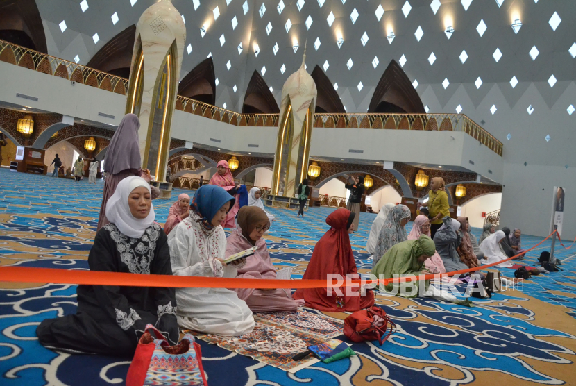 Sejumlah anak membaca Alquran di Masjid Raya Al Jabbar, Gedebage, Kota Bandung, Senin (27/3/2023). Dengan kembali dibukannya Masjid Raya Al Jabbar, banyak warga yang melakukan kegiatan peribadatan mengisi Ramadhan seperti tadarusan.