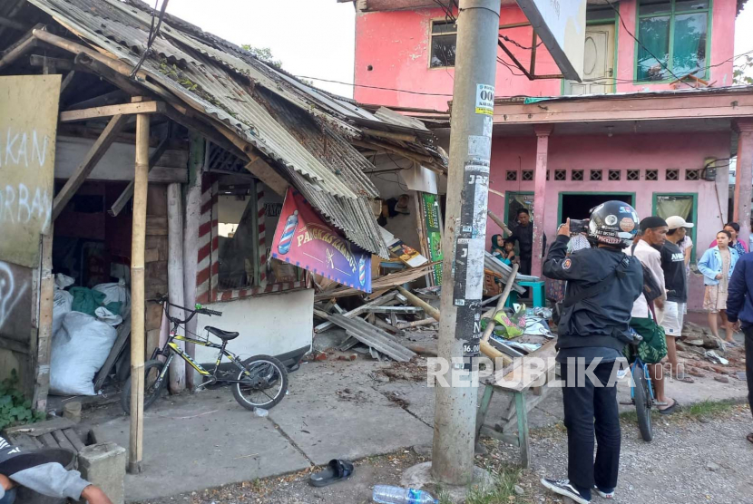 Kondisi warung makan yang rusak setelah ditabrak truk boks di ruas Jalan Mohammad Hatta, Kelurahan Sukamanah, Kecamatan Cipedes, Kota Tasikmalaya, Jawa Barat, Senin (13/3/2023). 