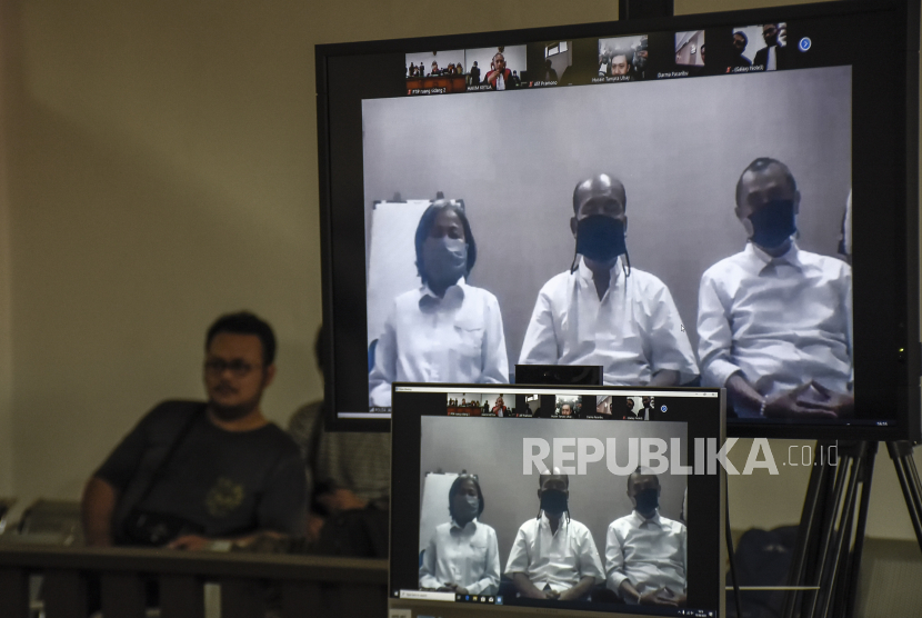 Tayangan terdakwa kasus dugaan penyebaran berita bohong kelompok Sunda Empire Nasri Bank (tengah), Ki Ageng Raden Rangga (kanan) dan Raden Ratna Ningrum (kiri) menjalani sidang perdana secara virtual di Pengadilan Negeri Bandung, Kota Bandung.