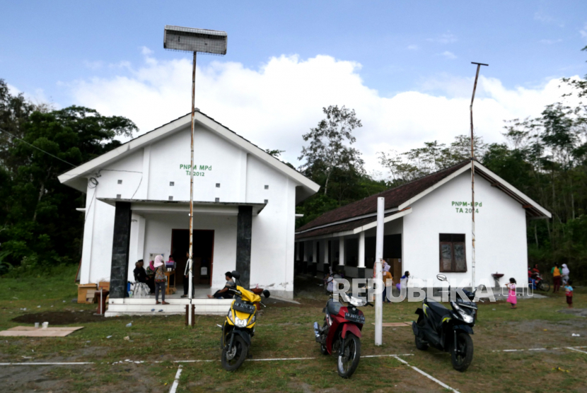 Gedung barak pengungsian di lapangan Balai Desa Glagaharjo, Cangkringan, Sleman, Yogyakarta, Ahad (8/11). Sekitar 80an bilik pengungsi sudah disiapkan untuk penduduk rentan Desa Kalitengah Lor. Sebanyak 164 jiwa sudah mengisi barak pengungsian, dan untuk cadangan sudah disiapkan di SD Muhammadiyah Cepitsari. Penduduk rentan sudah mulai dievakuasi menuju pengungsian sejak kenaikan status Siaga Gunung Merapi.