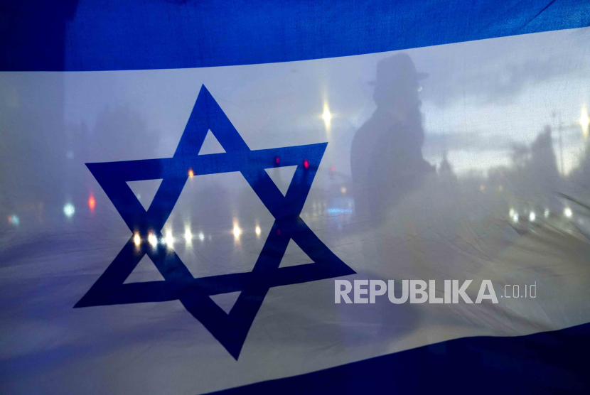 Bendera Israel terbentang di Israel, Selasa (10/10/2023). 