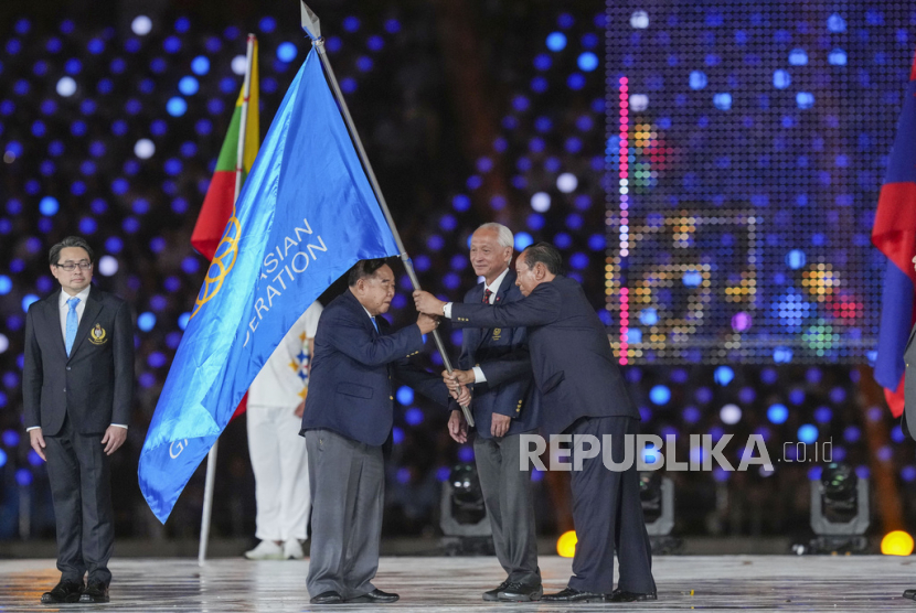 Wakil Perdana Menteri Thailand Prawit Wongsuwan (kiri) menerima Bendera Federal Pertandingan Asia Tenggara dari Menteri Pertahanan Kamboja Tea Banh pada upacara penutupan Pesta Olahraga Asia Tenggara ke-32 di Phnom Penh, Kamboja, Rabu (17/5/2023). 