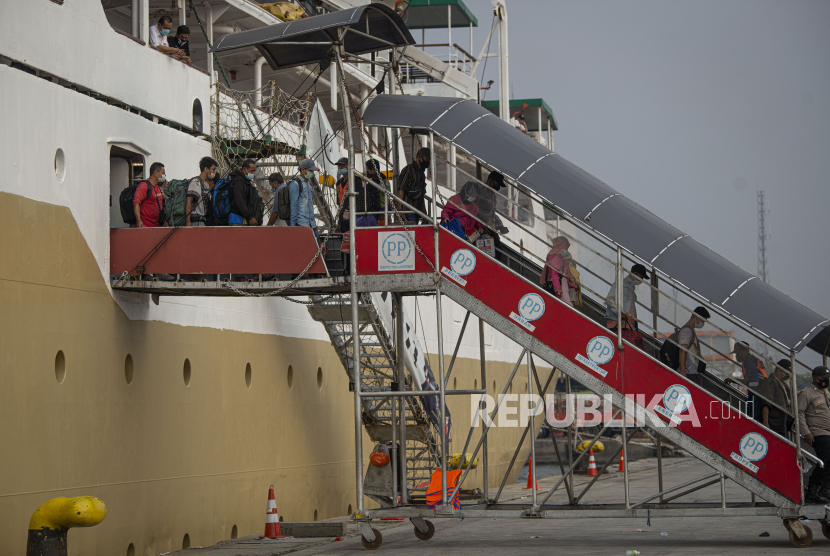 Sejumlah penumpang turun dari KM Lawit asal Tanjung Pandan, Belitung usai tiba di Pelabuhan Tanjung Priok, Jakarta, Jumat (23/4/2021). Pemerintah memperpanjang masa larangan mudik dari yang semula 6-17 Mei menjadi 22 April - 24 Mei 2021 untuk mencegah penyebaran COVID-19. 