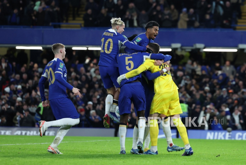 Para pemain Chelsea merayakan kemenangan adu penalti pada pertandingan sepak bola perempat final Piala Carabao antara Chelsea FC dan Newcastle United, di Stamford Bridge, London, Inggris, Rabu (20/12/2023) dini hari.
