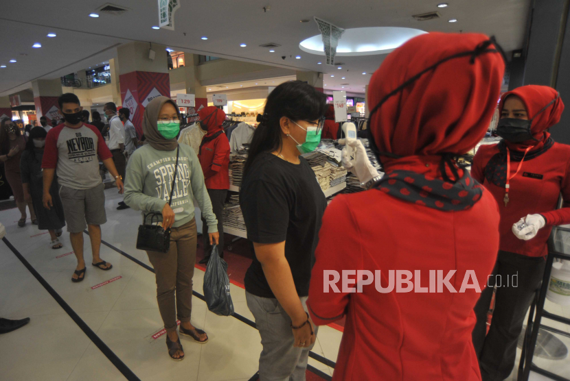 Sejumlah pengunjung mengikuti prosedur jaga jarak fisik dan diperiksa suhu tubuhnya sebelum memasuki sebuah toko di mal. Gugus Tugas Penanganan Covid-19 Kepri menyusun pedoman new normal. Ilustrasi.