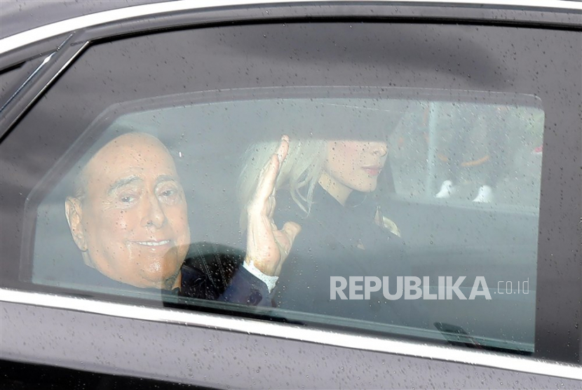 Mantan PM Silvio Berlusconi keluar RS San Raffaele setelah dirawat 45 hari, di Milan, 19 Mei 2023 (dipublikasi kembali 12 Juni 2023). 