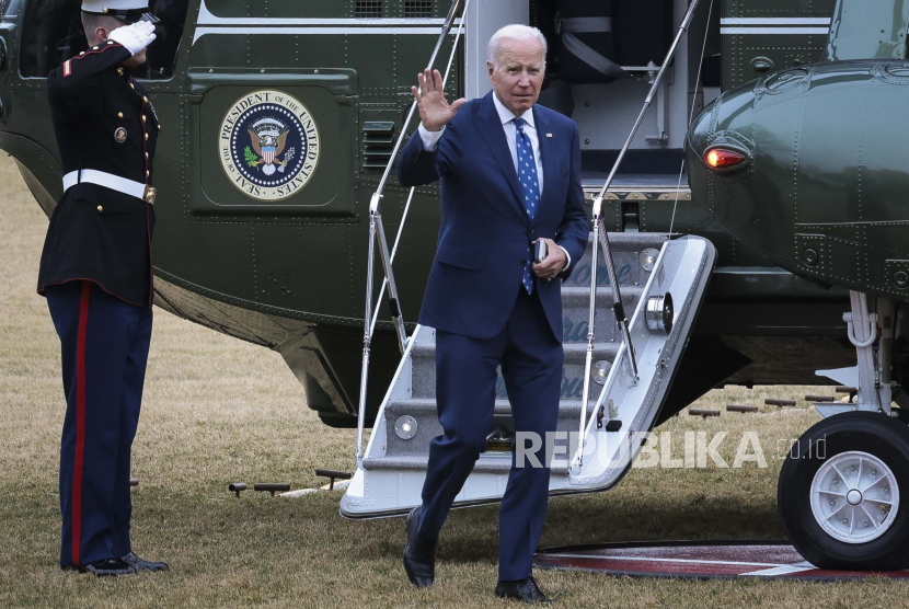 Presiden AS Joe Biden melambai saat dia berjalan di halaman selatan Gedung Putih saat dia tiba di Washington, DC, AS, pada Rabu (4/1/2023). Presiden Joe Biden mengatakan, ekonomi AS melihat 