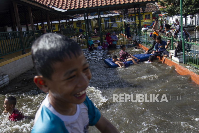 Anak -anak bermain air di kolam Masjid Pathok Negoro Plosokuning, Ngaglik, Sleman. Asupan yang bergizi akan meningkatkan imunitas anak dari virus Corona baru