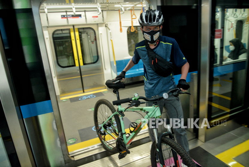 Penumpang membawa sepeda non-lipat ke dalam kereta MRT di Jakarta, Ahad (28/3). PT MRT Jakarta mengizinkan sepeda non-lipat memasuki gerbong kereta pada Senin hingga Jumat di luar jam sibuk pukul 07.00-09.00 dan pukul 17.00-19.00 WIB, sementara pada Sabtu dan Minggu, sepeda non-lipat diperbolehkan masuk selama jam operasional kereta. 