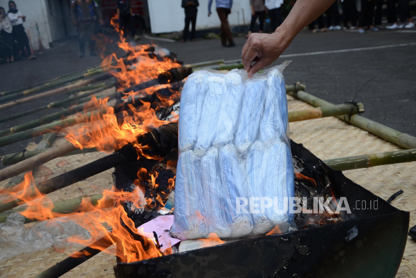 Tembakau gorila dimusnahkan (ilustrasi)