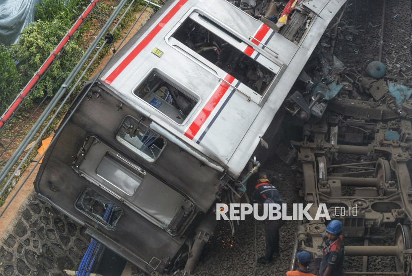 Evacuation process of KRL Commuterline carriages involved in accident at East Bekasi Station, Bekasi, West Java, Tuesday (28/4/2026). According to the latest data, 14 people have died. All the dead victims have been taken to Kramat Jati Police Hospital for further identification. Meanwhile, as many as 84 injured have received medical treatment at various health facilities.
