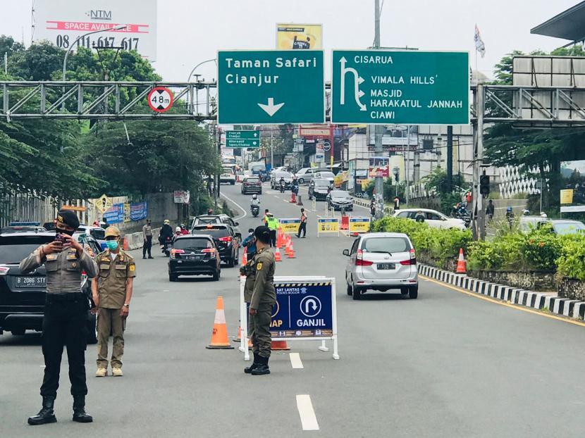 Kawasan Puncak Bogor. Peraturan ganjil genap diberlakukan di kawasan Puncak. Foto: Republika