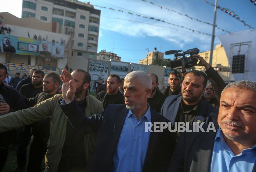 Senior Hamas leader in Gaza Strip, Yahya Al-Sinwar (C) attends a Hamas rally marking Al-Quds Day, or 