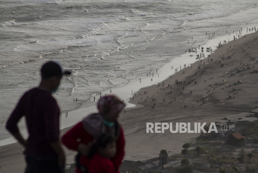 Wisatawan menikmati pemandangan kawasan Pantai Parangtritis dari atas Bukit Paralayang di Purwosari, Gunungkidul, DI Yogyakarta (ilustrasi)