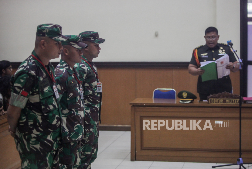 Terdakwa kasus pembunuhan terhadap Imam Masykur, Praka Riswandi Manik, Praka Heri Sandi dan Praka Jasmowir (dari kiri ke kanan) mendengarkan pembacaan sidang tuntutan dari Oditur Militer Letkol Chk Upen Jaka Sampurna (kanan) di Pengadilan Militer II-08, Jakarta, Senin (27/11/2023). Tiga terdakwa yang merupakan anggota TNI Angkatan Darat tersebut dituntut hukuman mati dan dipecat dari Dinas Militer TNI Angkatan Darat, karena terbukti telah melakukan penganiayaan, penculikan dan pembunuhan berencana terhadap Imam Masykur.