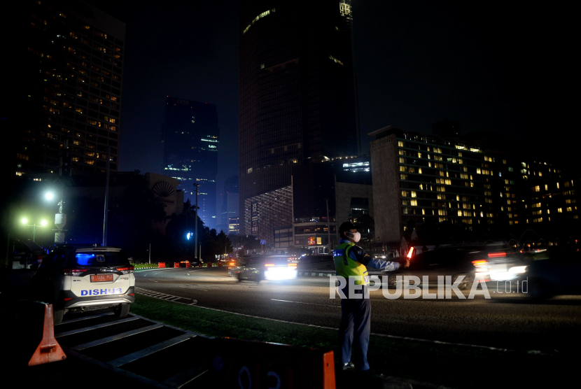 Suasana pemadaman listrik saat pelaksanaan Earth Hour di kawasan Bundaran HI, Jakarta, Sabtu (26/3/2022). Kegiatan Earth Hour tersebut dilakukan dalam bentuk pemadaman lampu selama satu jam untuk menjaga bumi salah satunya dengan cara hemat energi.Prayogi/Republika.
