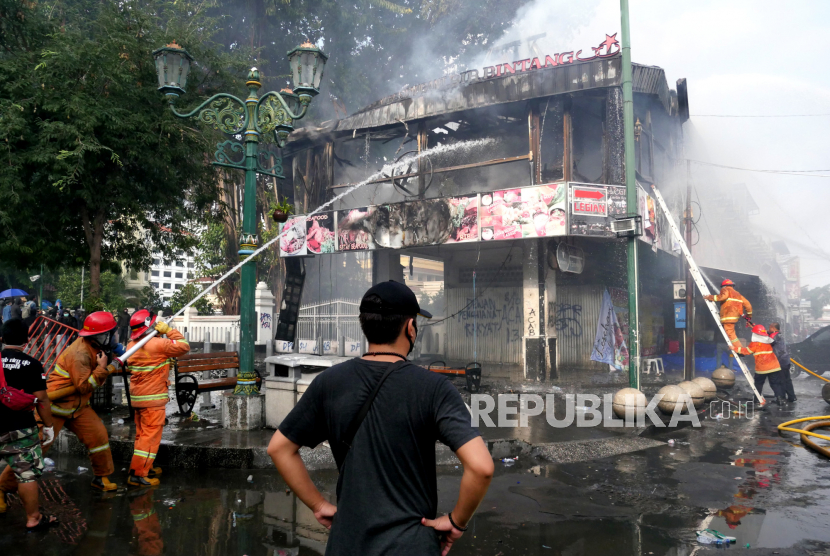 Kawasan Malioboro Dibenahi Usai Unjuk Rasa. Petugas memadamkan api ruko yang terbakar saat unjuk rasa tolak Omnibus Law  di Malioboro, Yogyakarta, Kamis (8/10).
