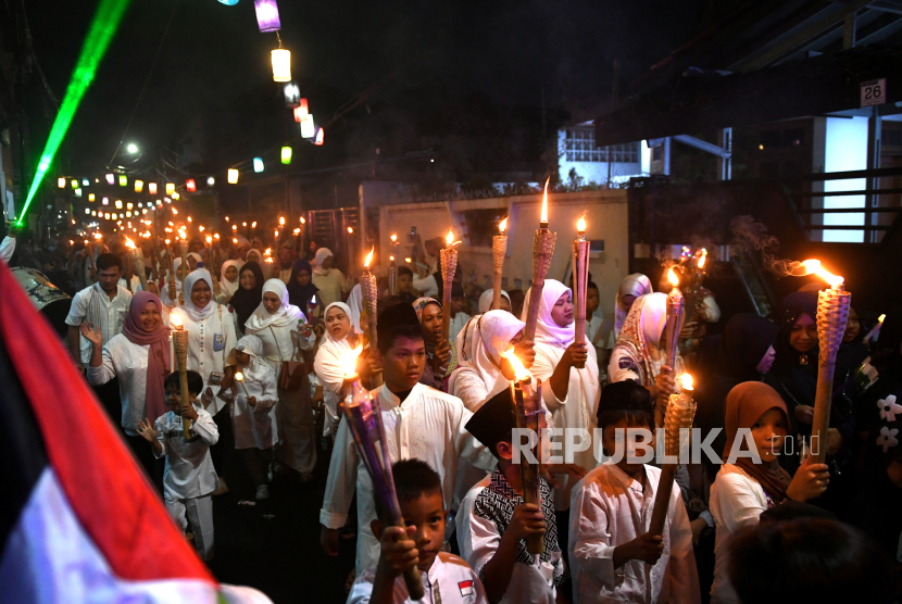 Sejumlah warga mengikuti pawai obor di kawasan Kayu Manis, Jakarta, Sabtu (6/7/2024).