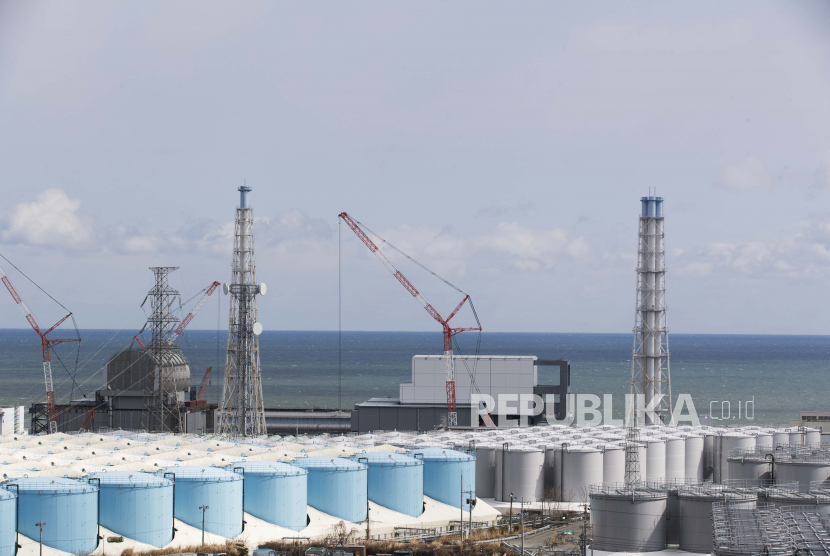 Pada file foto 27 Februari 2021 ini, Samudera Pasifik melihat-lihat unit reaktor nuklir No. 3, kiri, dan 4 di pembangkit listrik tenaga nuklir Fukushima Daiichi di kota Okuma, prefektur Fukushima, timur laut Jepang.