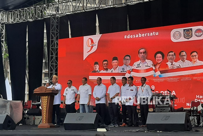 Ketua DPP Apdesi Surta Wijaya membuka acara peringatan 9 Tahun UU Desa di Parkir Timur Senayan Gelora Bung Karno (GBK), Jakarta, Ahad (19/3/2023). Foto: Febryan A