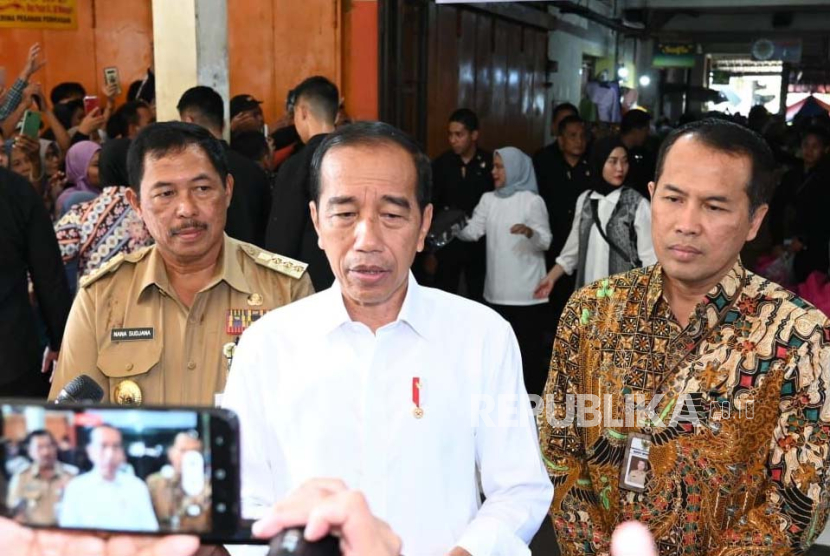 Presiden Jokowi saat memberikan keterangan pers. Presiden Jokowi siapkan surat keppres pemberhentian Mahfud MD sebagai menko polhukam.
