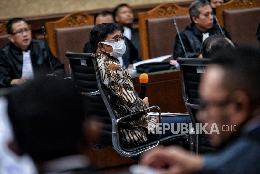 Terdakwa mantan Menteri Komunikasi dan Informatika (Menkominfo) Johnny G Plate saat menjalani sidang perdana di Pengadilan Negeri Tipikor, Jakarta Pusat, Selasa (27/6/2023). Johnny G Plate bersama dua terdakwa lainnya yakni Direktur Utama Bakti Kominfo Anang Achmad Latif dan Tenaga Ahli Human Development (HUDEV) Universitas Indonesia Tahun 2020, Yohan Suryanto hari ini menjalani sidang pembacaan dakwan dalam kasus dugaan korupsi penyediaan menara base transceiver station (BTS) 4G dan Infrastruktur pendukung 1, 2, 3, 4, dan 5 Bakti Kementerian Komunikasi dan Informatika (Kominfo) tahub 2020-2022.