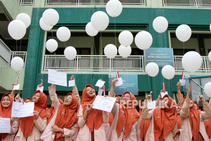 Ilustrasi siswa mengikuti pendidikan untuk menjadi SDM unggul.