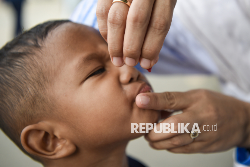 Seorang anak diberikan vitamin A saat berlangsung peringatan Hari Gizi Nasional ke-65 di Samarinda, Kalimantan Timur, Ahad (2/2/2025). Peringatan Hari Gizi Nasional ke-65 bertema Pilih Makanan Bergizi untuk Keluarga Sehat itu juga disediakan pemeriksaan kesehatan gratis, konseling gizi hingga pemberian vitamin A yang bertujuan untuk mewujudkan keluarga sehat, meningkatkan kualitas hidup, membantu Indonesia bebas dari stunting. 