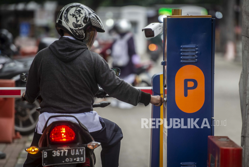 Pengendara sepeda motor mengambil karcis parkir (ilustrasi). Dinas Perhubungan Kota Yogyakarta mengimbau masyarakat untuk tidak membayar biaya parkir kendaraan di ketika tak ada karcis resmi.